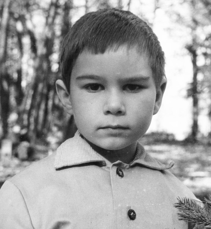 Чёрно-белая фотография: Дмитрий в детстве